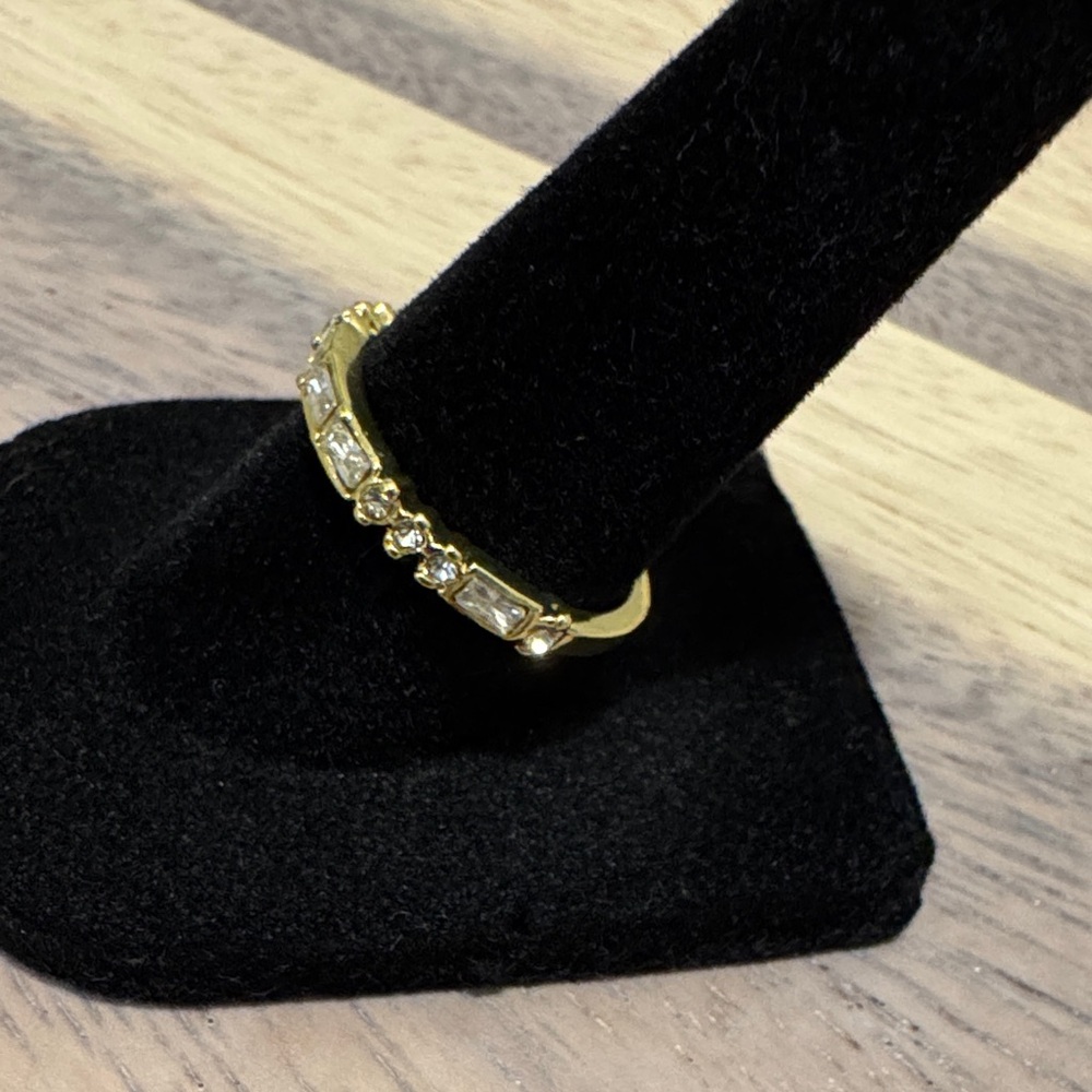 Elegant Yellow gold filled Women's Ring. Size 7. NWT - Picture 3 of 4